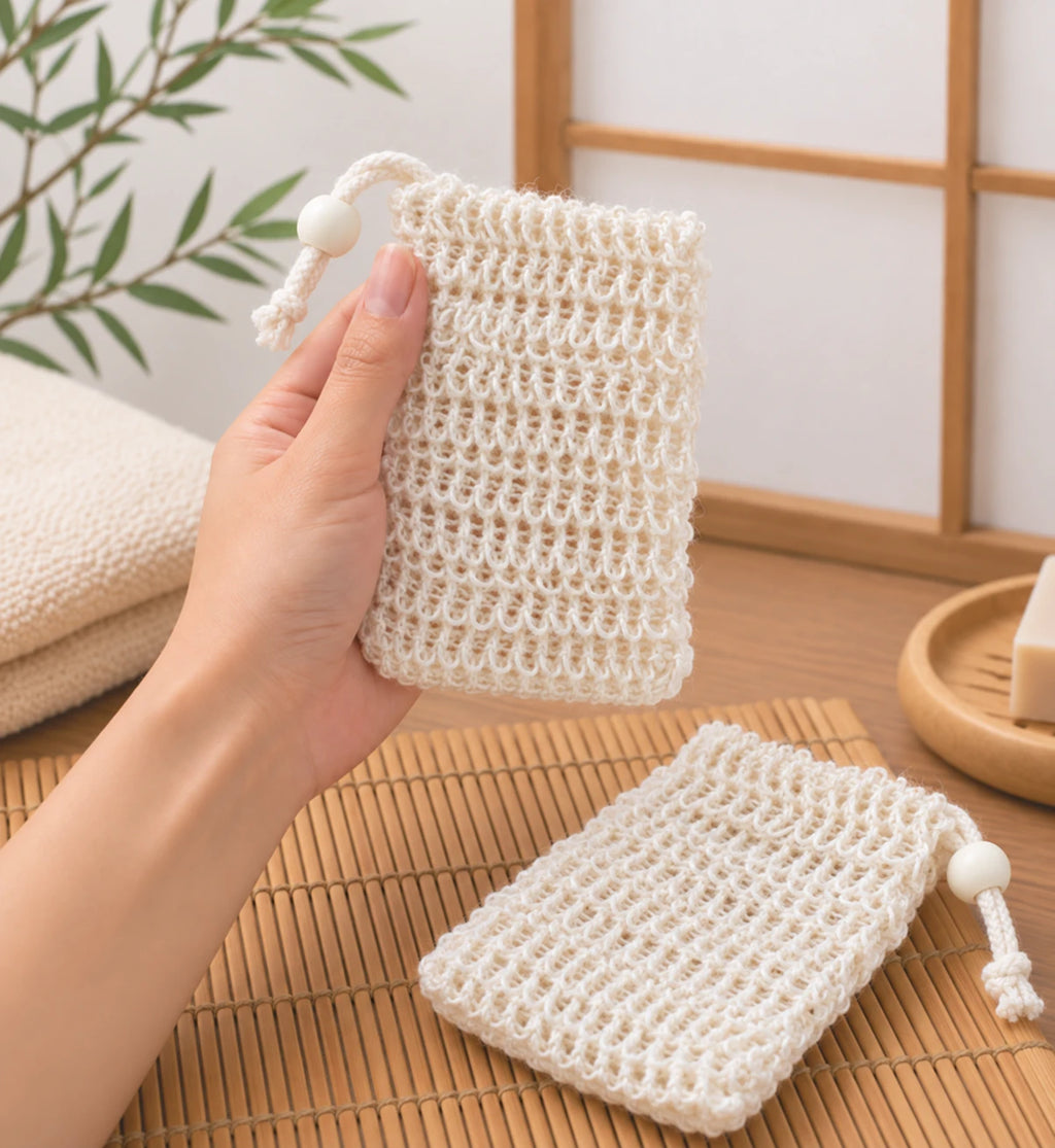 Main tenant un filet à savon en fibres naturelles dans une salle de bain japonaise