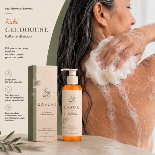 Gel douche au kaki Kasuri purifiant et déodorant, flacon et étui, femme sous la douche